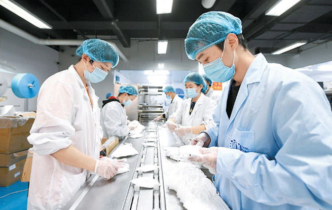 日產百萬口罩的守護 記者探訪醫療防護用品工廠紀實